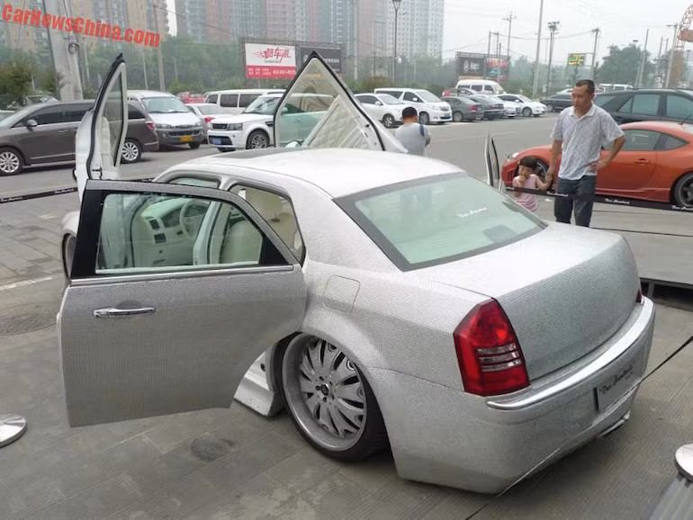 Theo thông tin từ Trung Quốc, chiếc Chrysler 300C độ quái đản này tới từ hãng One Hundred Tuning Club ở Bắc Kinh.