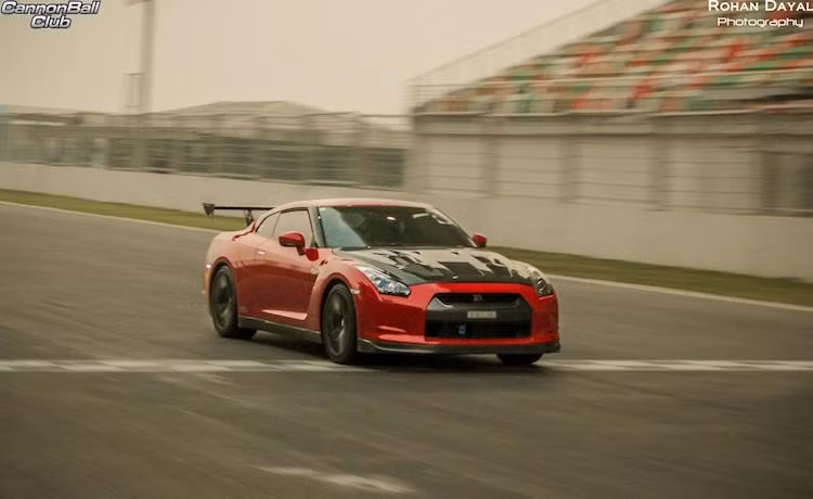 Số lượng và độ đa dạng về xe của Clb cũng khiến nhiều người phải "thèm muốn", từ MW M3 tới Lamborghini Aventador... Thậm chí một số chiếc còn được chủ nhân "độ hết bài" như chiếc Nissan GT-R trong ảnh.