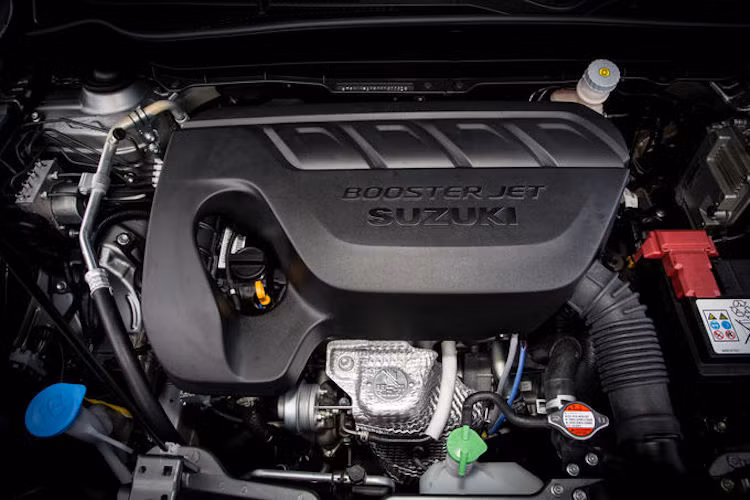 Trên Vitara S, động cơ này đem tới công suất tối đa 140 mã lực và mô-men xoắn cực đại 220 Nm. So với các phiên bản Vitara thường với động cơ nạp khí tự nhiên 1.6l lớn hơn, cỗ máy BOOSTERJET mới mạnh hơn tới 20 mã lực/64 Nm.