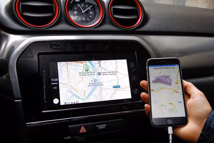 Hệ thống thông tin giải trí trên xe được nâng cấp thêm kết nối smartphone chạy iOS hoặc Android thông qua Apple CarPlay và Android Auto.