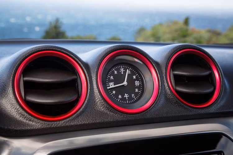 Bảng đồng hồ nằm trên táp-lô của Vitara S khá độc đáo với các số được ghi bằng bộ chữ Kanji của Nhật như một sự gợi nhớ về "nguồn gốc" của Suzuki.