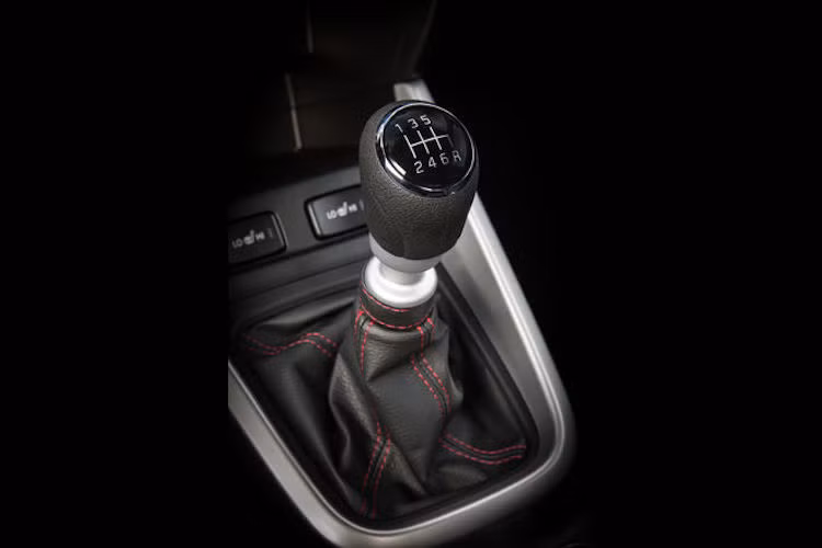 Xe vẫn được bán với 2 phiên bản hộp số là số sàn 6 cấp hoặc tự động 6 cấp.