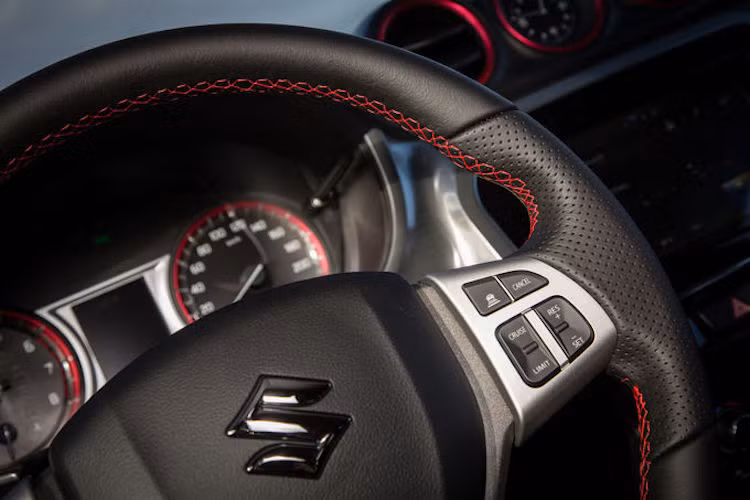 Các chi tiết bọc trong nội thất được khâu lại với nhau bởi chỉ màu đỏ, tạo điểm nhấn tương phản giữa những chất liệu màu đen.