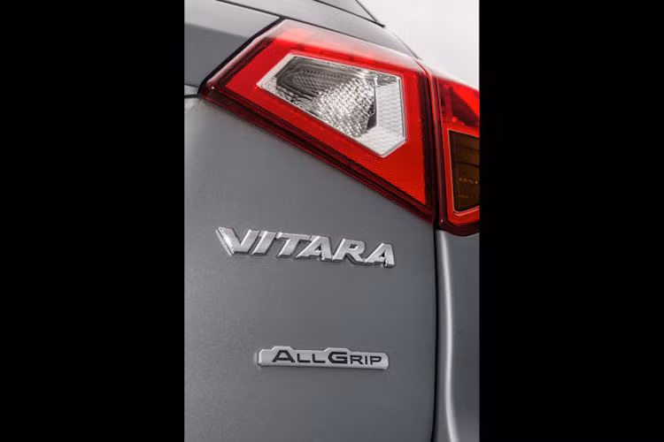 Hệ thống dẫn động 4 bánh ALLGRIP với 4 chế độ Auto, Sport, Snow và Lock là trang bị tiêu chuẩn trên Vitara S, đem tới khả năng việt dã cao hơn các phiên bản dẫn động cầu trước.