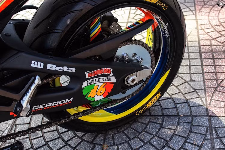 Cặp lốp bao quanh mâm cũng khá đặc biệt khi có xuất xứ từ thương hiệu Continental của Đức. Lốp trước có kích thước lên tới 120/70/17 trong khi lốp sau có bản lớn 190/55/17.