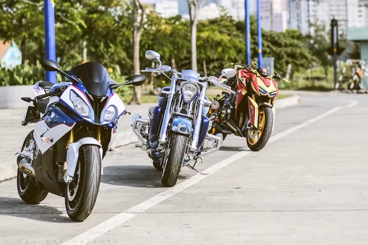 Chủ nhân của chiếc Yamaha Exciter 150 đặc biệt này là một biker khá nổi tiếng trong giới chơi xe với nickname Tommy, và đang sở hữu tới 3 mẫu xe PKL "khủng" khác là BMW S1000RR, Honda Valkyrie Rune và Kawasaki Z1000 độ Iron Man.