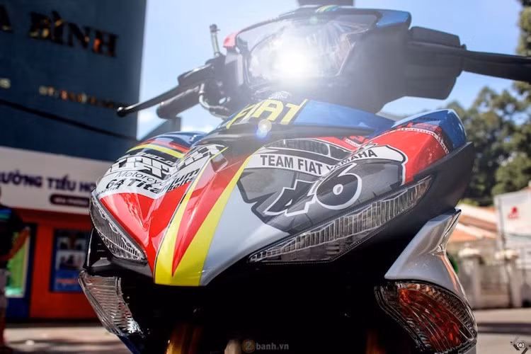 Về phần vỏ, chiếc Exciter hoàn toàn không có thay đổi nào ngoại trừ dàn tem đấu phong cách Valentino Rossi sơn bởi ABMiracle.