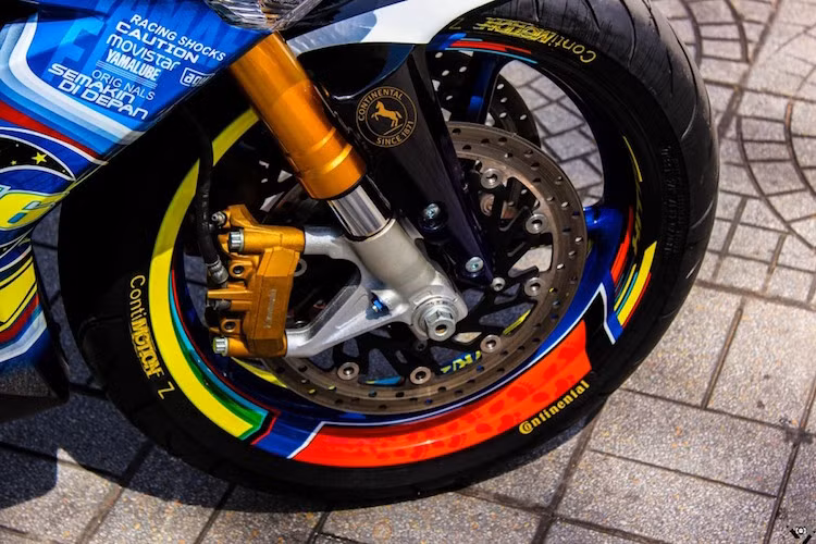 Cụ thể hơn, cả 2 bánh xe đều đã được lấy từ chiếc superbike hàng đầu của Yamaha là R1.