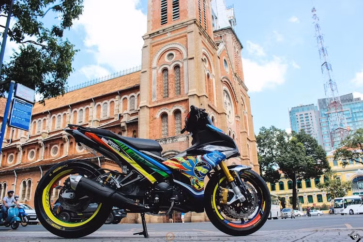 Phải đứng xa hơn một chút, sự khác biệt của chiếc xe độ này mới trở nên rõ rệt với 2 bánh xe cực lớn từ môtô PKL.