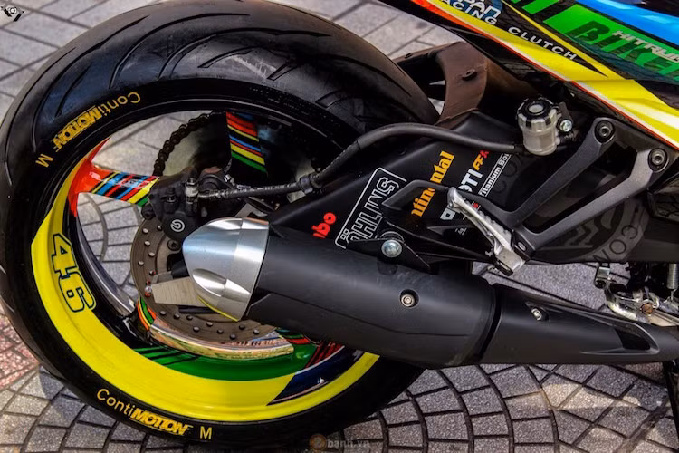 Để có thể lắp bánh sau cực lớn vào xe, gắp của Yamaha R6 đã được lựa chọn để lắp vào chiếc Exciter 150 này.