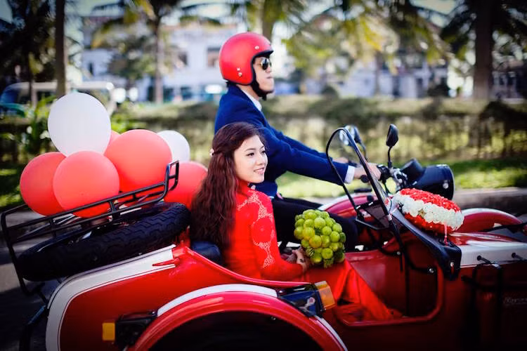 Chú rể hạnh phúc chở cô dâu trên chiếc Ural đã trở thành một trong những hình ảnh đẹp nhất trong đám cưới đặc biệt này.