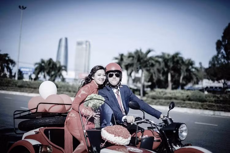 Chắc chắn với dàn xe đặc biệt này, những kỷ niệm ngày cưới sẽ còn "in đậm" trong lòng cả cặp vợ chồng mới cưới và những người tham gia sau này.