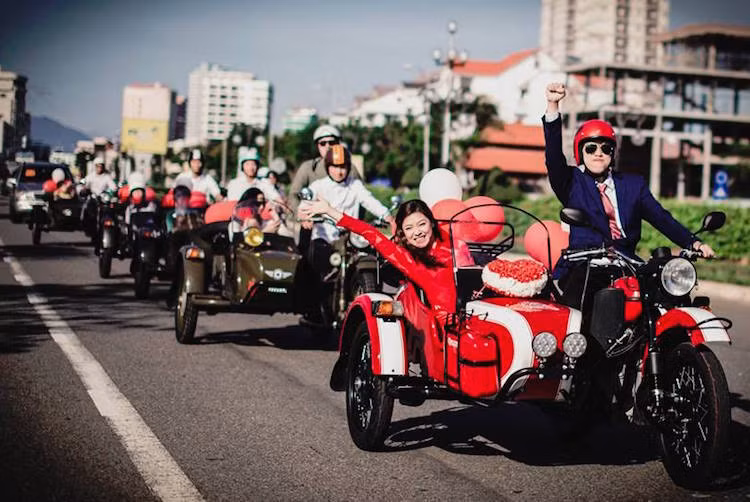 Những chiếc Ural 3 bánh phía sau đều có màu xanh quân đội truyền thống, khiến cho chiếc xe dâu phía trước càng trở nên nổi bật hơn.