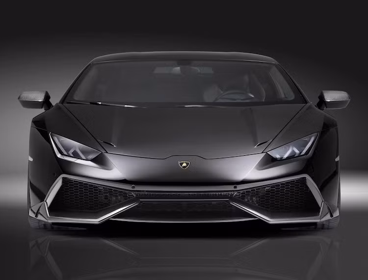 Ở phía trước, chiếc Huracan được lắp thêm một tấm khuếch tán không khí dưới cản, với hai cánh nhỏ nằm hai bên cùng ốp gương sợi carbon.