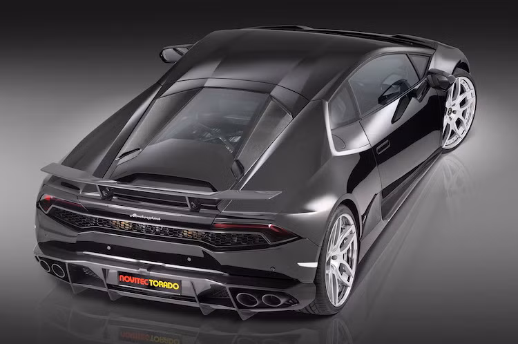 Huracan được bán với nắp động cơ kín dạng khe làm mát, tuy nhiên Novitec đã thay thế nó bằng loại kính trong suốt trên bản độ Torado này.