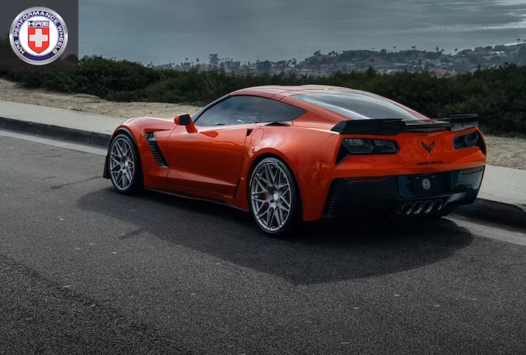 Bốn ống xả nằm chính giữa ở cản sau đã phần nào "gợi ý" về sức mạnh thực sự của chiếc xe, trong khi cánh đuôi dạng nẹp ở phía trên giúp Chevrolet Corvette Z06 đạt hiệu quả khí động học cao hơn.