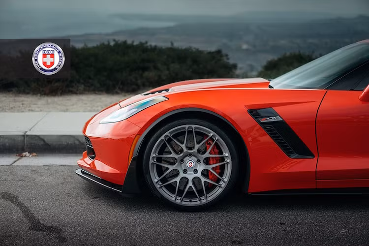 Để phù hợp với "chất" thể thao hơn của Corvette Z06, chủ xe đã trang bị bộ mâm "hàng thửa" HRE RS100M cho chiếc xe, với giá lên tới 2000 USD/mâm (tương đương 45 triệu đồng).