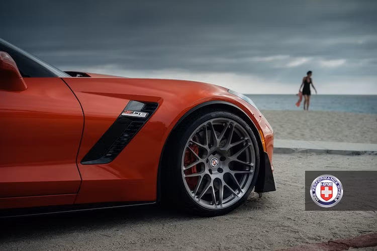 So với phiên bản bình thường, Corvette Z06 Stingray sở hữu khối động cơ cực mạnh nhờ bộ siêu nạp mới, dung tích lên tới 6.2l V8. Động cơ này tạo ra công suất tối đa 650 mã lực cùng mô-men xoắn cực đại 881 Nm.