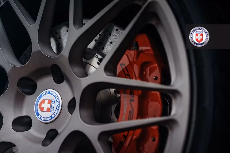 Không dừng lại ở đó, bộ mâm này còn có thêm tuỳ chọn màu đặc biệt Brushed Titanium, khiến chủ xe tốn thêm tới 495 USD/bánh (tương đương 11,1 triệu đồng).