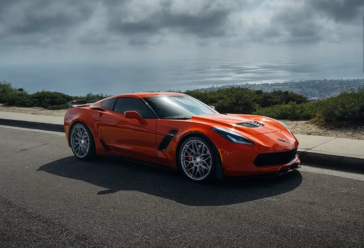 So với Corvette C7 Stingray thường, chiếc xe có thêm cánh khuếch tán gió ở dưới cản trước cùng các vè rộng hơn để lắp lốp bản lớn.