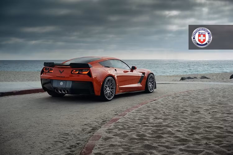 Tại Mỹ, một chiếc Corvette Z06 C7 Stingray có giá 80.000 USD (tương đương 1,8 tỷ). Đây là một con số khá "hời" nếu so sánh với hiệu năng mà chiếc xe đem lại!
