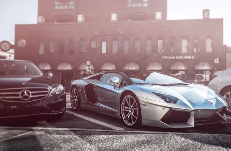 Chiếc đèn tín hiệu hoạt động bằng điện đầu tiên trên Thế giới cũng đã được lắp trên đại lộ Woodward vào năm 1918. 97 năm sau, đại lộ dài 34,6 km nối liền hai thành phố Detroit và Pontiac vẫn là một nơi ý nghĩa với người yêu xe.