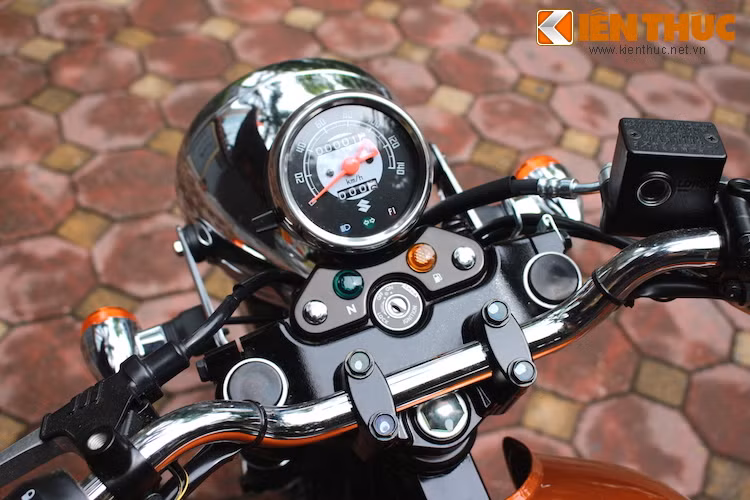 Dù được sản xuất trong thế kỷ 21 nhưng ST250 E-Type vẫn sử hữu cụm đồng hồ đơn giản với chỉ có đồng hồ báo tua. Các thông số khác, bao gồm cả mức xăng đều được thể hiện bằng đèn báo.