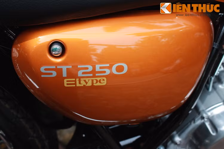 2 bên cốp xe chỉ có duy nhất tem chữ ST250 E-Type.