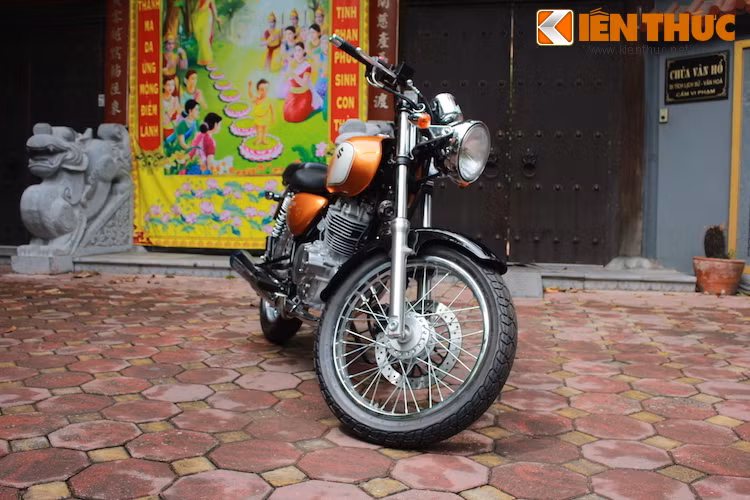 Là sản phẩm chỉ được bán ở thị trường nội địa Nhật, nhưng Suzuki ST250 E-Type đã được nhập khẩu về Hà Nội thông qua một đại lý môtô Pkl. Xe được bán với mức giá khoảng 250 triệu (khoảng 11500 USD).