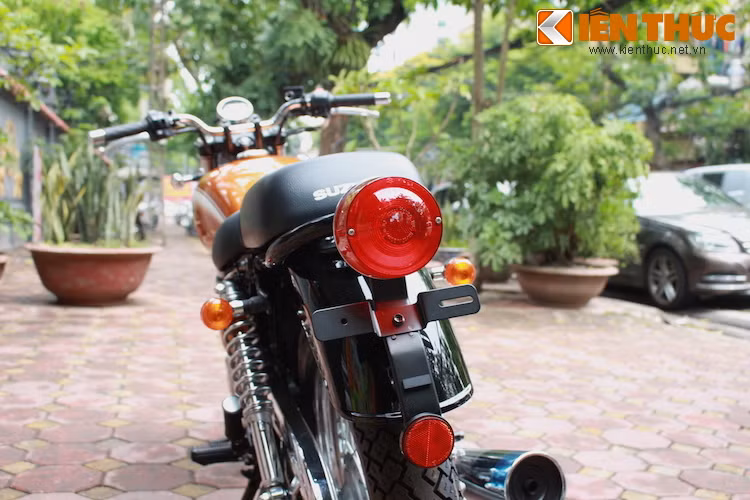 Đuôi của ST250 E-Type đơn giản với đèn hậu hình tròn liền với pát biển số, 2 đèn xi-nhan được đặt sâu phía sau.