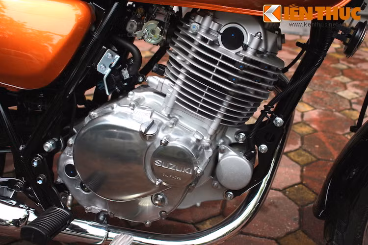 Công suất tối đa của động cơ là 19 mã lực, trong khi mô-men xoắn cực đại đạt 21 Nm. Suzuki cho biết ST250 E-Type chỉ tiêu thụ trung bình 2l xăng/100 km.