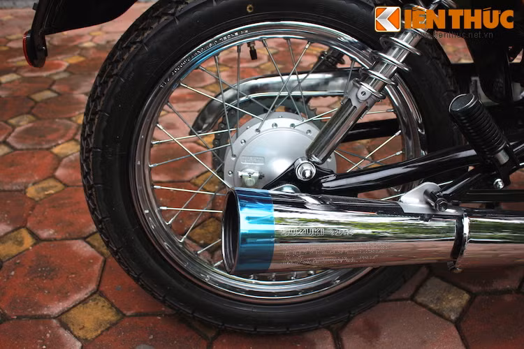 Phanh sau vẫn là dạng tang trống, ống xả thiết kế cổ điển và có khắc nhiều thông số khác nhau.