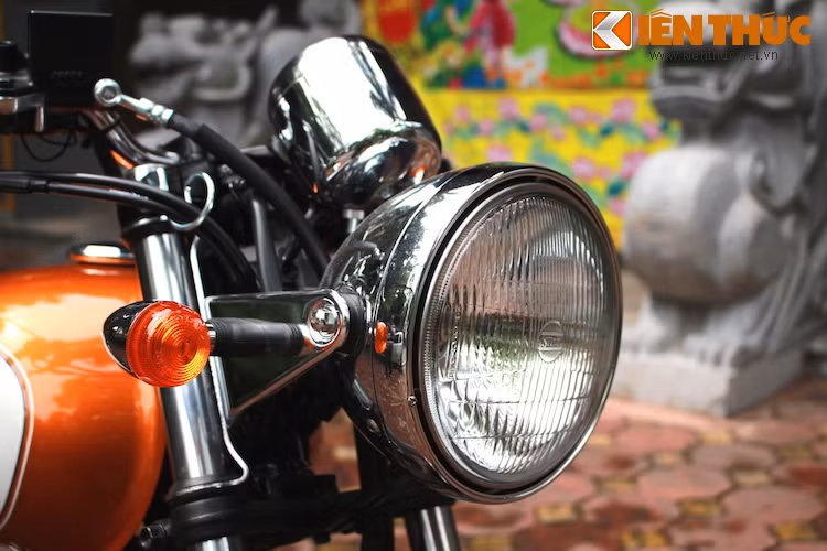 Thiết kế cổ điển của xe thể hiện rõ ngay từ cái nhìn đầu tiên, với cụm đèn trước gồm đèn pha lớn dạng "gáo dừa" và xi nhan "quả nhót".