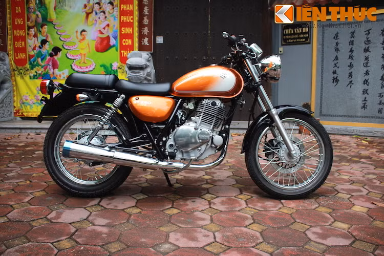 Ngoại trừ màu sơn cam ra, Suzuki ST250 E-Type trông khá "già dặn" khi nhìn thừ 2 bên.