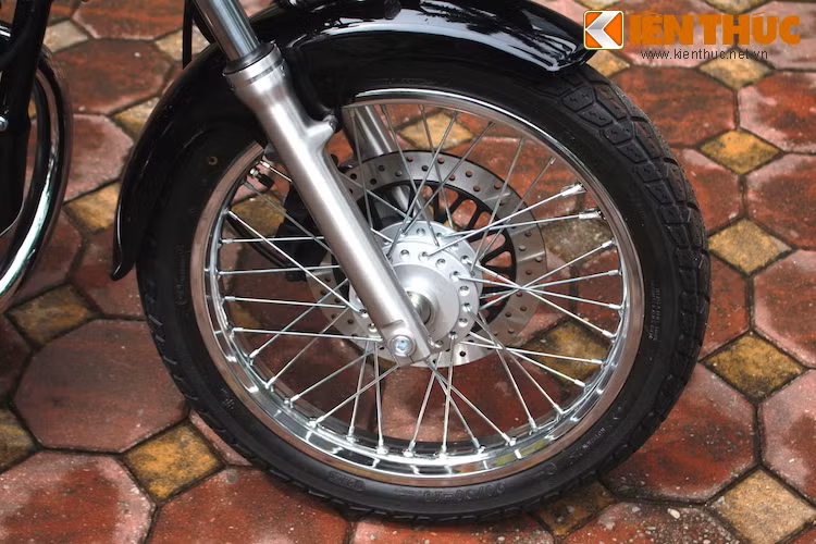 Phuộc trước của xe vẫn là dạng ống lồng thay vì USD, kèm theo 1 phanh đĩa phía trước.