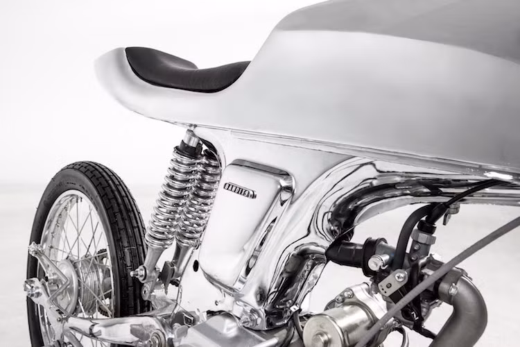 Dựa trên khung của Honda 67, AVA được trang bị động cơ 125 cc của Trung Quốc, với thiết kế "nhái" lại các động cơ trên những dòng xe phổ thông Honda như Dream, Wave... Dù có cách bố trí như phuộc monoshock nhưng trên thực tế, phuộc sau của xe được gắn từ hệ thống phuộc kép trên Honda Wave.