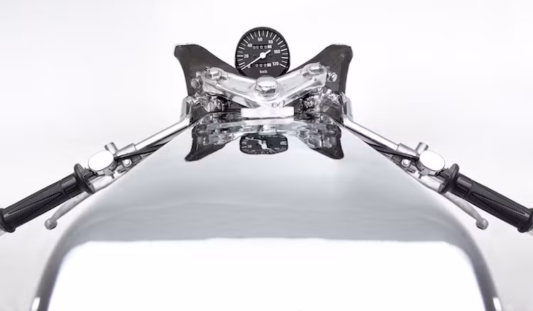 Ngoại trừ lốp, tay lái, yên, bảng đồng hồ và các dây dẫn, toàn bộ các chi tiết khác trên AVA đều có màu chrome, khiến những đường nét thiết kế của xe nổi lên ấn tượng hơn.