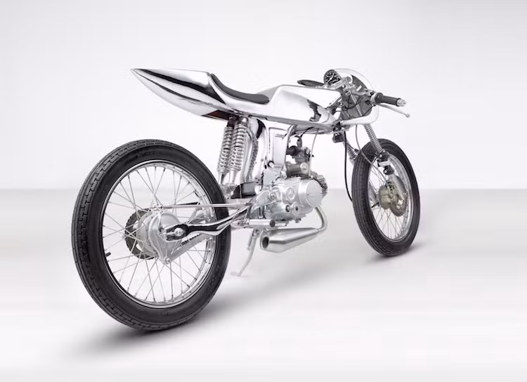 Ngoài ra, cảm hứng từ ngành hàng không cũng đóng một vai trò quan trọng vào kiểu dáng của AVA, với thiết kế thân xe vuốt về phía sau đầy tính khí động học.