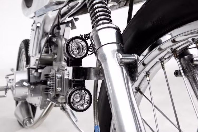 Trong khi đó, đèn pha thực sự của chiếc xe lại được "giấu" tận dưới phuộc trước, đem tới phong cách rất độc đáo cho AVA.