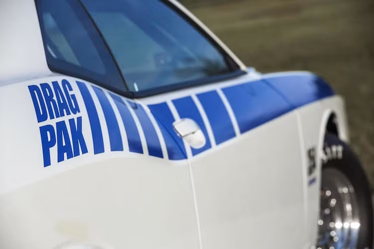 Để "chứng tỏ" là một chiếc xe đua, Challenger Drag Pak cũng có các hình hoạ trang trí ấn tượng được dán lên thân xe.