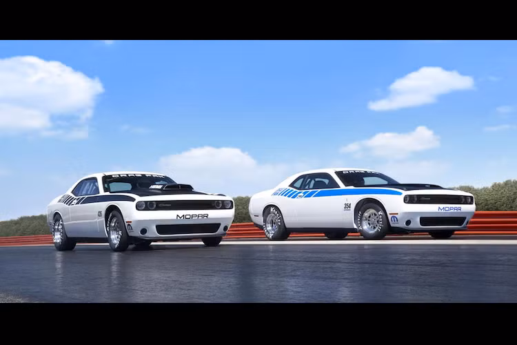 Dodge Challenger Drag Pak có giá khởi điểm từ 99.426 USD (tương đương 2,17 tỷ đồng) cho phiên bản nạp khí tự nhiên, và 109.354 USD (tương đương 2,38 tỷ đồng) cho bản siêu nạp. Những chiếc xe này chỉ được phép sử dụng trong trường đua.