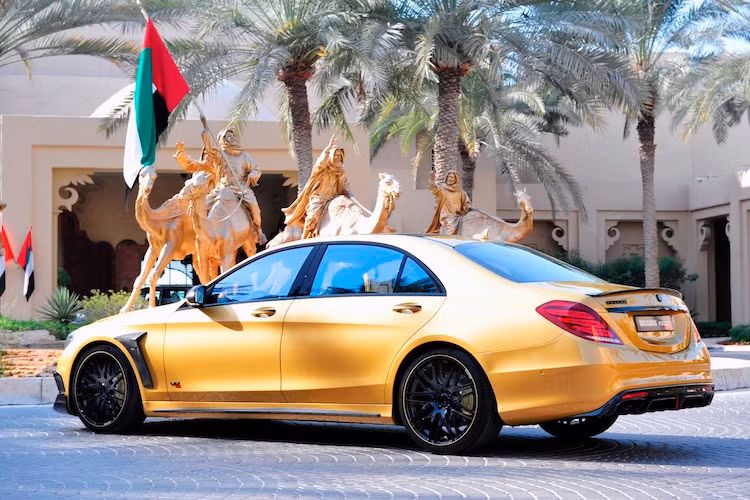 Tuy nhiên, với lượng mô-men xoắn khổng lồ này, hộp số tự động 7 cấp của xe dù có độ lại cũng sẽ không thể chịu đựng được. Chính vì vậy Brabus đã buộc phải giới hạn mô-men xoắn xuống còn tối đa 1200 Nm.