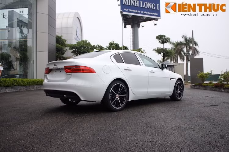 Được coi là đối thủ của BMW 3 Series, Audi A4 và Mercedes C-Class, phiên bản XE sẽ xuất hiện tại VIMS là bản Portfolio, có động cơ 2.0l 4 xi-lanh tăng áp kèm theo hộp số 8 cấp ZF và dẫn động cầu sau. 2 mức công suất cho động cơ này là 200 và 240 PS.