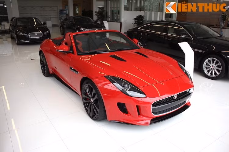 Ngoài XE, "tâm điểm" của khu trưng bày Jaguar là chiếc siêu xe thể thao mui trần F-Type R Convertible mạnh mẽ nhất, sở hữu động cơ V8 siêu nạp dung tích lên tới 5 lít.