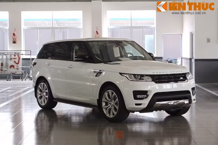 Ở chung khu trưng bày với Jaguar, hãng xe địa hình hạng sang Land Rover gần như chắc chắn sẽ không ra xe mới. Tuy nhiên, hãng sẽ trưng bày chiếc Range Rover Sport Autobiography cao cấp nhất, tích hợp đầy đủ các trang bị tiện nghi, sang trọng và hiện đại.