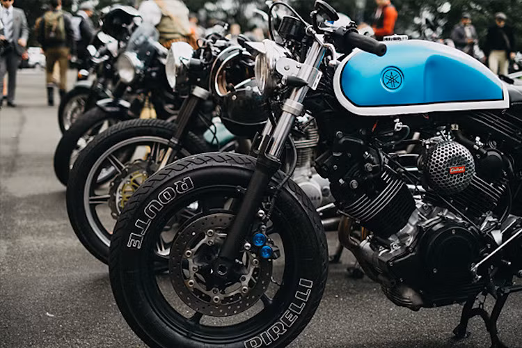 Các biker sẽ tham gia vào DGR trên những chiếc môtô có kiểu dáng cổ điển và "diện" những bộ quần áo lịch sự như vest, ghile, sơ-mi...