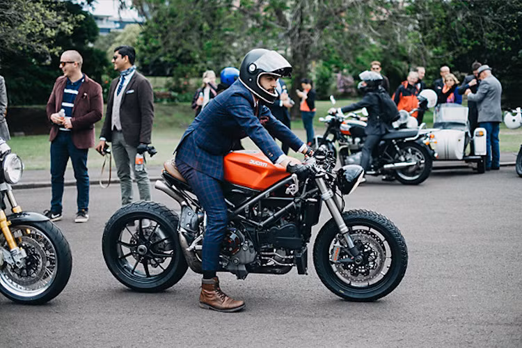 Sự kiện này được tổ chức lần đầu tiên vào năm 2012 tại Anh, với ý tưởng xoá bỏ định kiến của xã hội về hình ảnh các tay chơi môtô với những gã râu ria rậm rạp, quần áo cẩu thả, phóng xe bạt mạng trên phố...