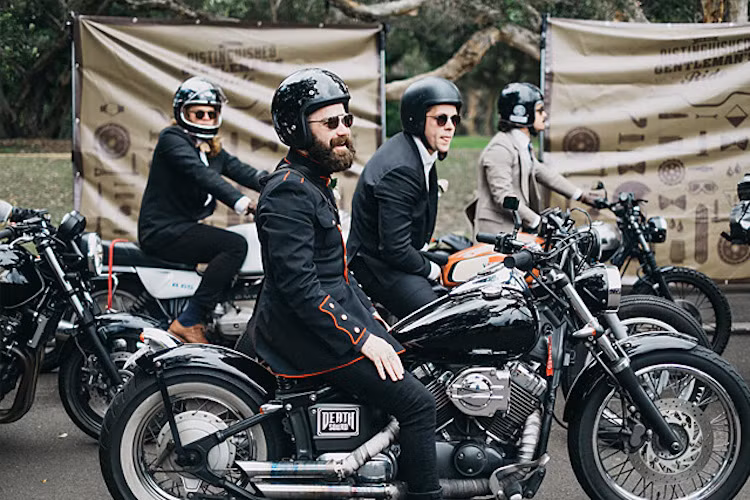 Một biker cực "chất" với chiếc áo khoác theo phong cách lính Hoàng gia Anh Quốc và Harley-Davidson độ nhẹ nhàng theo dáng chopper.