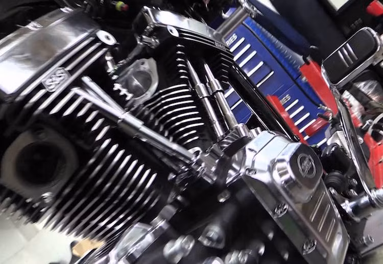 Sử dụng khung gốc của Road Glide Ultra nhưng S&amp;S đã đổi động cơ "zin" của xe bằng loại máy đặc biệt T143 của họ. Con số 143 ở đây ám chỉ dung tích động cơ tính bằng đơn vị inch khối, lên tới 2330 cc theo quy đổi.