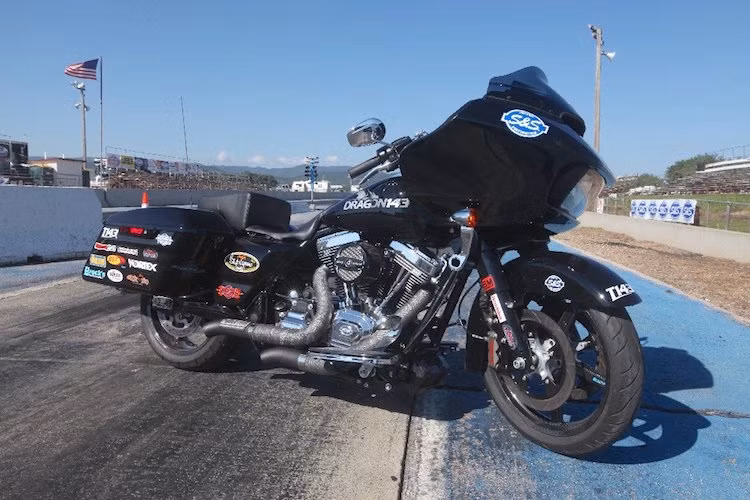 Với sức mạnh "khủng", từ động cơ 2.3l, bản độ Dragon T143 của S&amp;S đã trở thành một "con rồng" uy lực, có thể thách thức ngay cả những superbike trên đường đua drag.